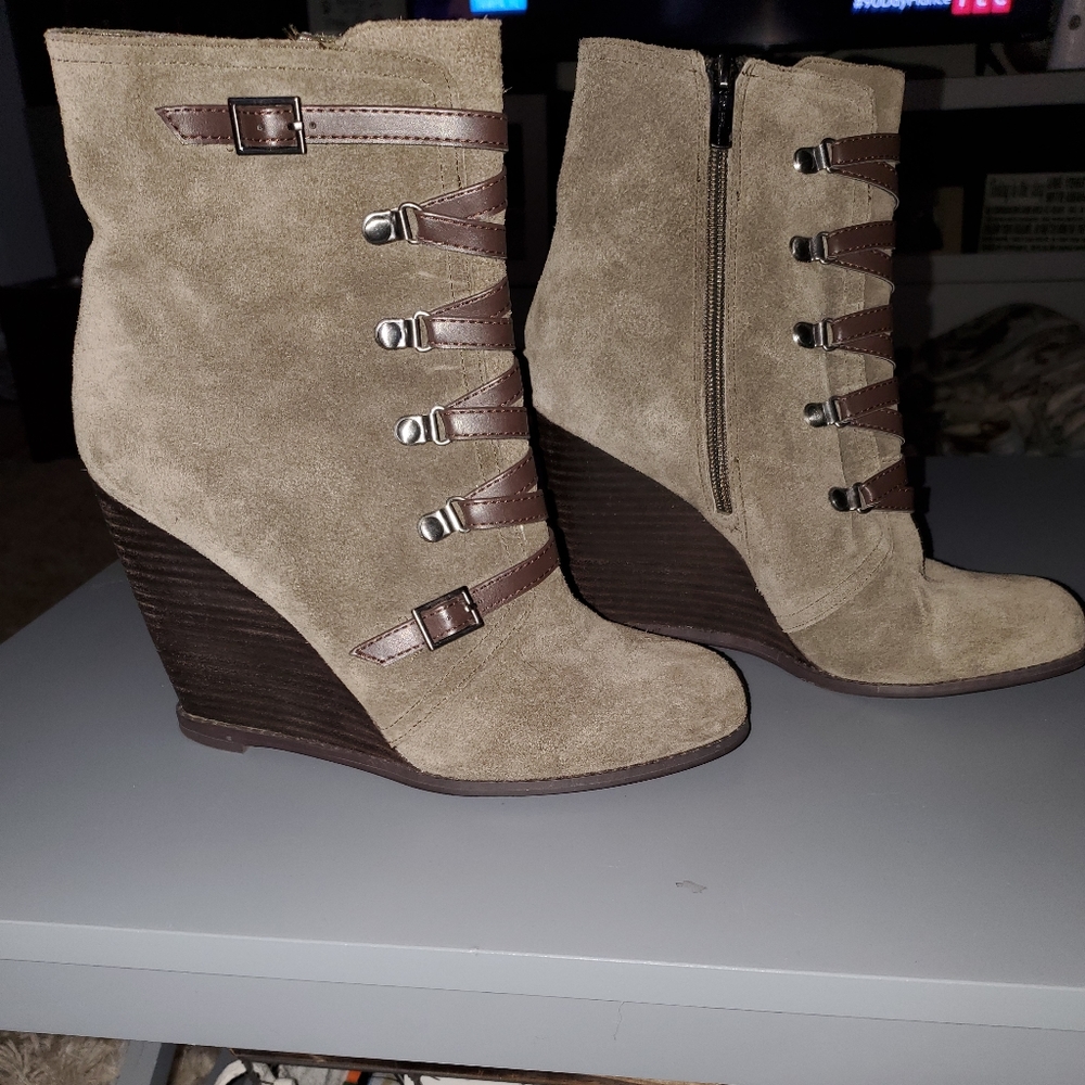 BCBG leather wedges